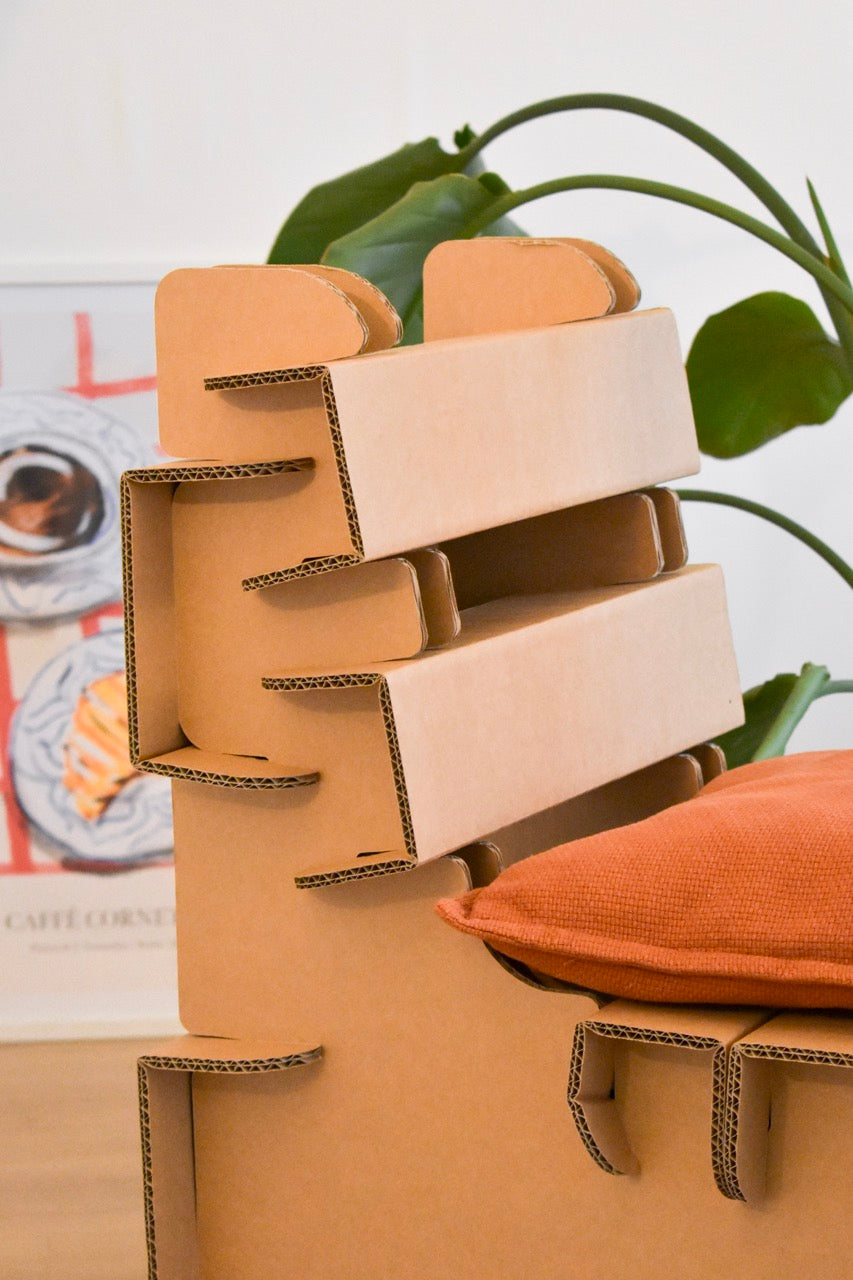 Stuhl aus Pappblöcken