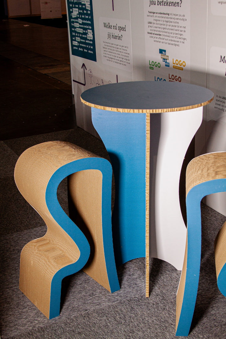 Barhocker aus Wellpappe