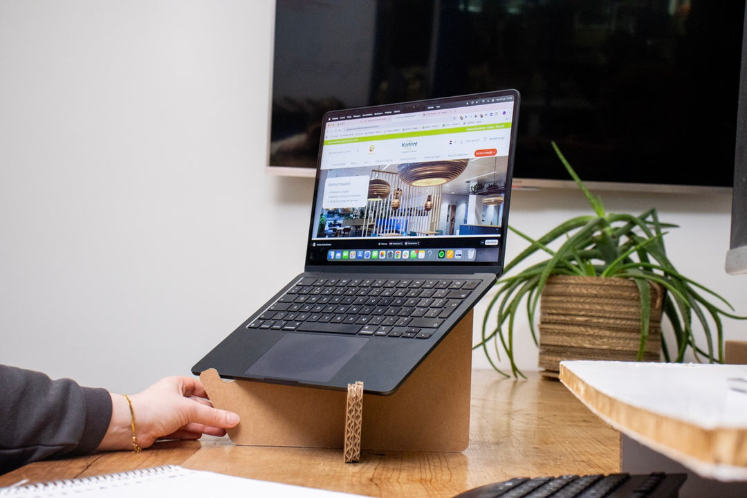 Kartonnen laptop standaard kruis