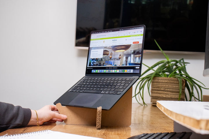 Kartonnen laptop standaard kruis