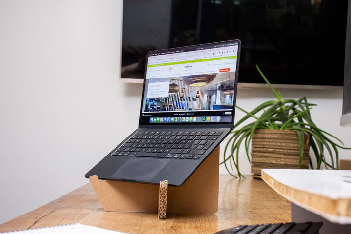 Kartonnen laptop standaard kruis
