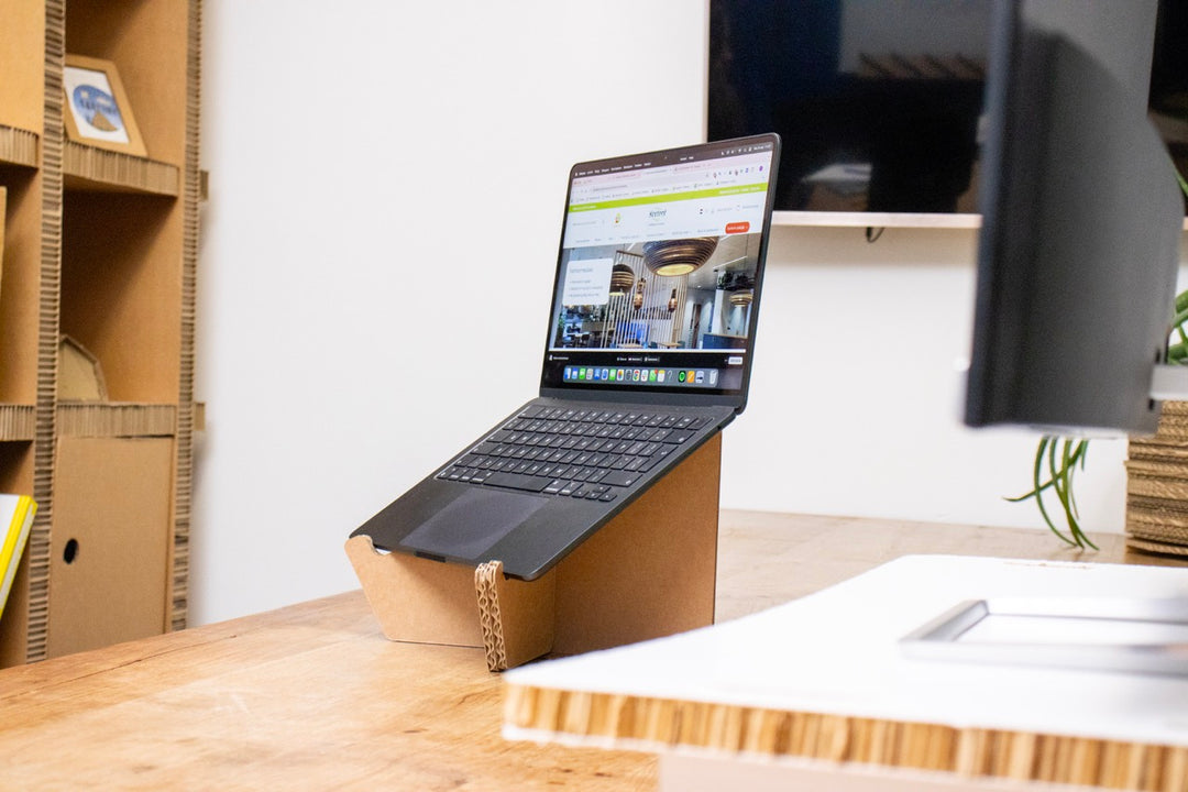 Kartonnen laptop standaard kruis