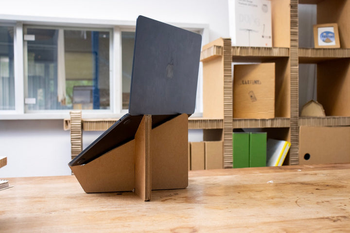 Kartonnen laptop standaard kruis