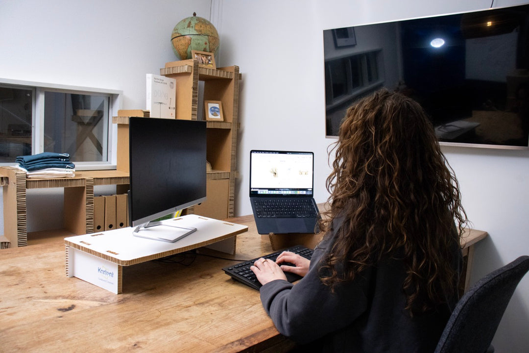 Monitorständer aus Karton mit Aufdruck