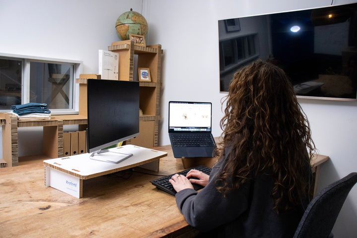 Monitorständer aus Karton mit Aufdruck