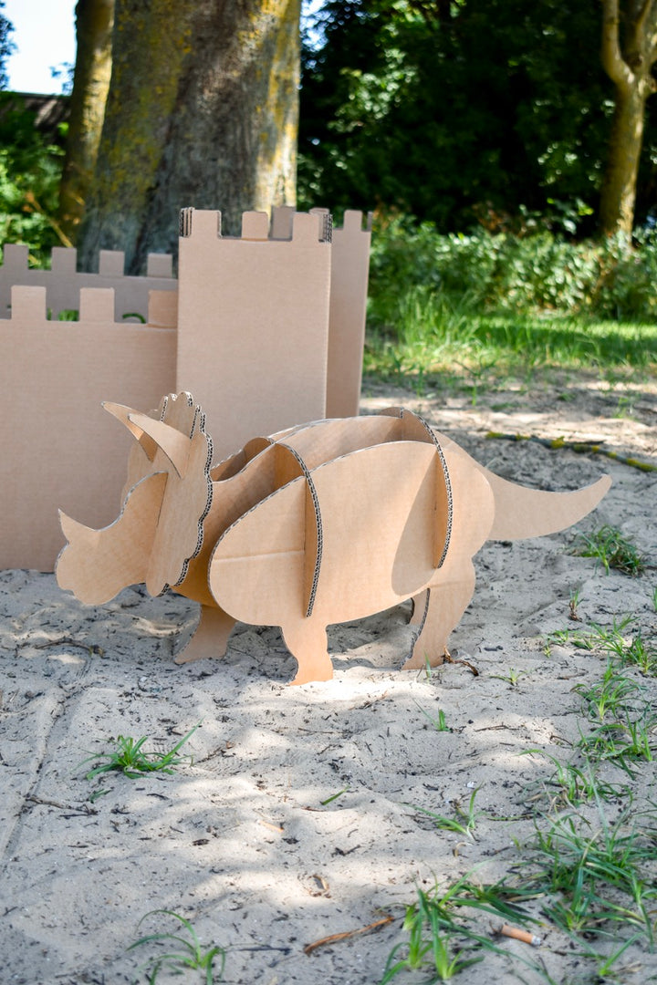 Kartonnen triceratops dinosaurus