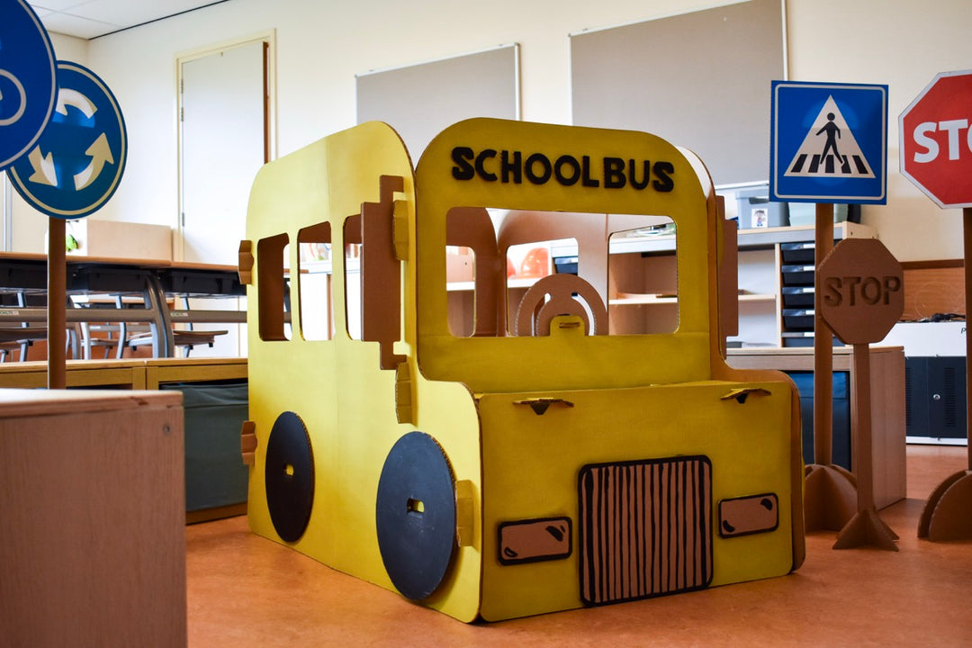 Verkehrsschilder aus Pappe