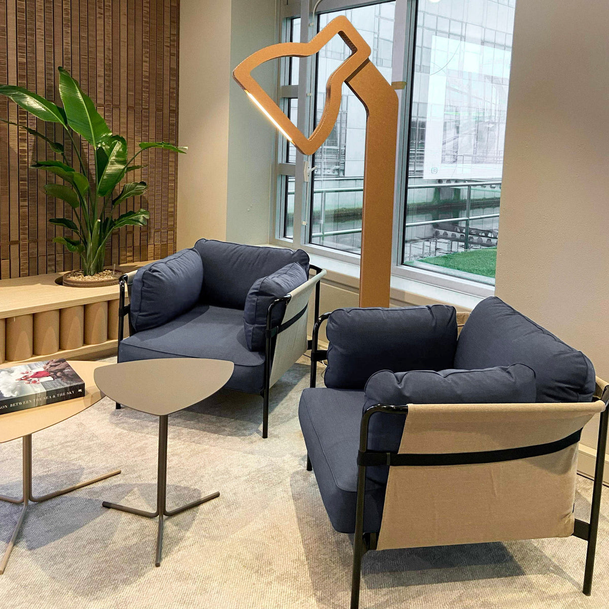 Kartonnen kantoorinrichting, design lamp