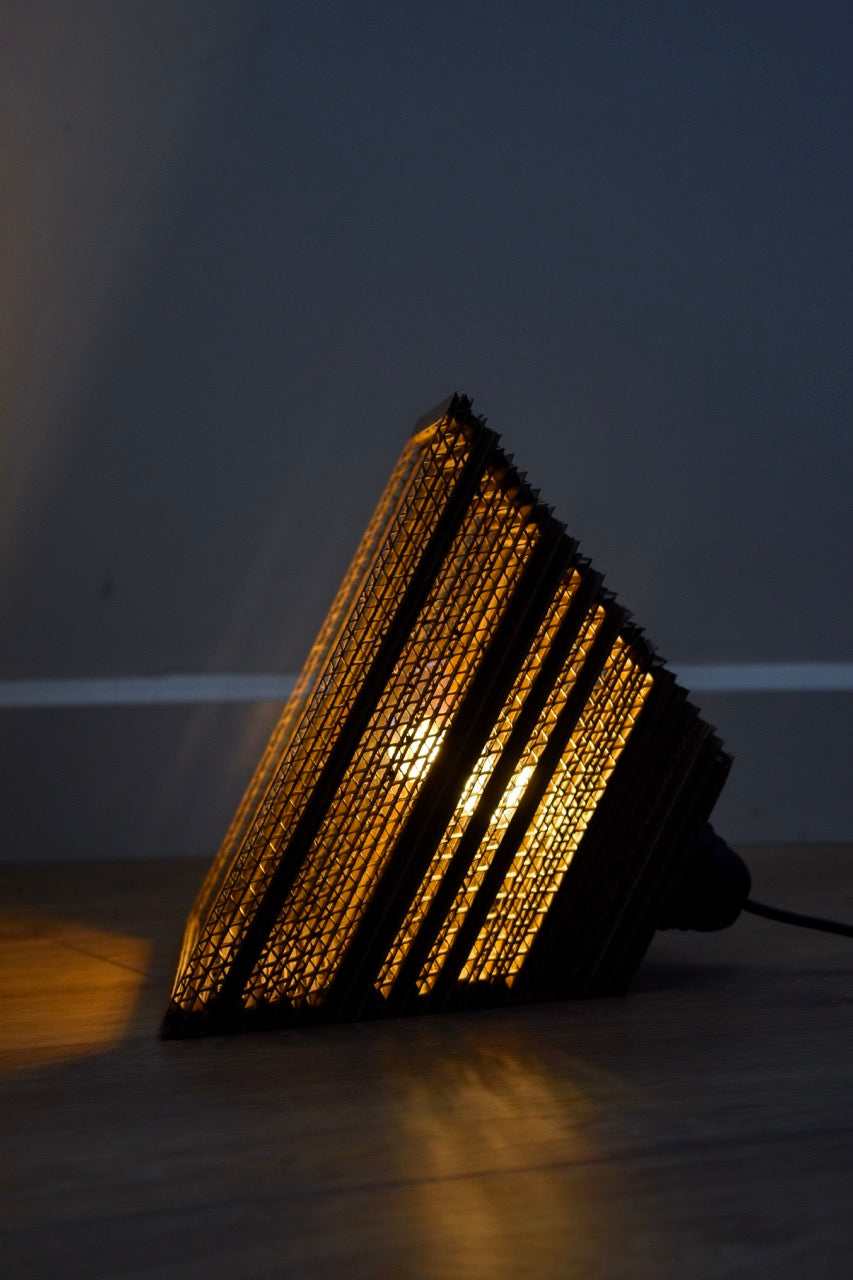 Kartonnen stavern lamp