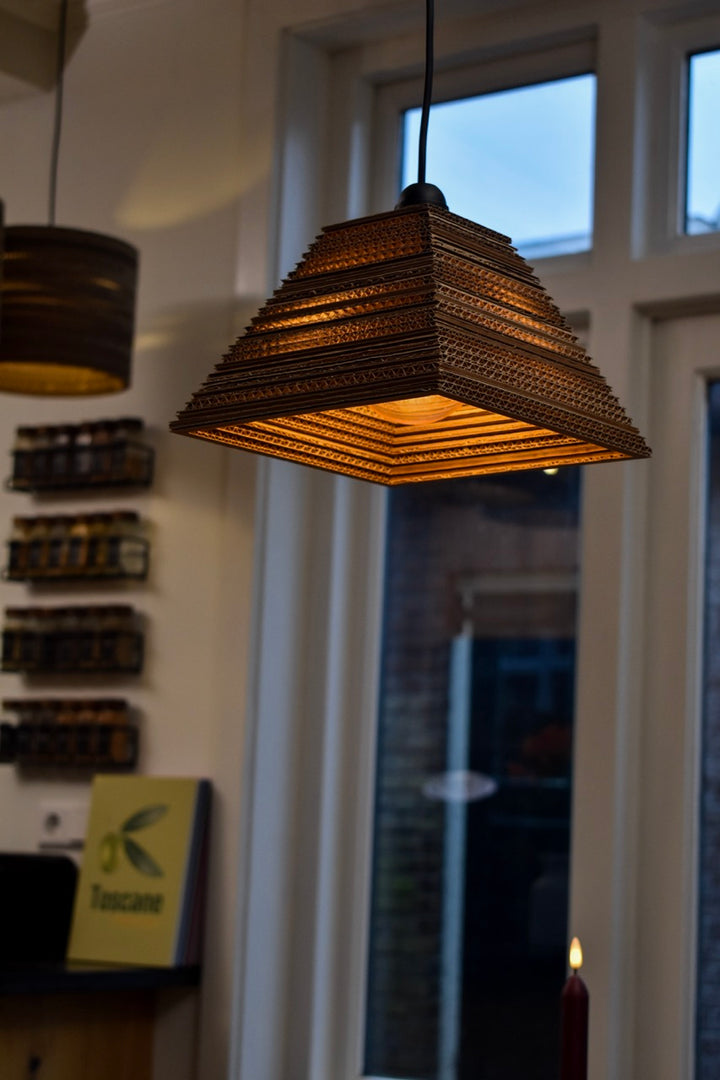 Kartonnen stavern lamp