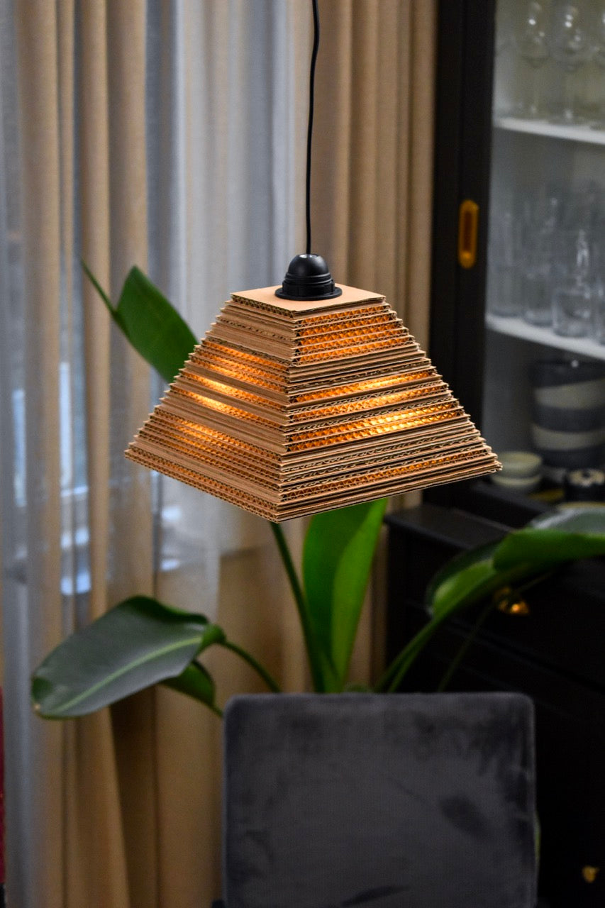 Kartonnen stavern lamp