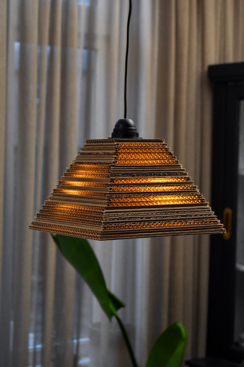Kartonnen stavern lamp