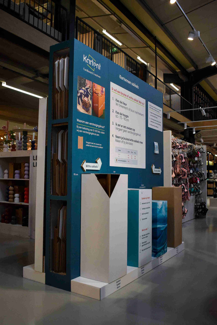 Karton, weißer Sockel