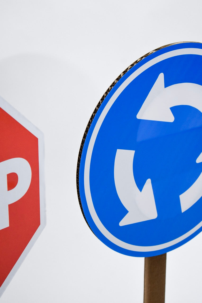 Verkehrsschilder aus Pappe