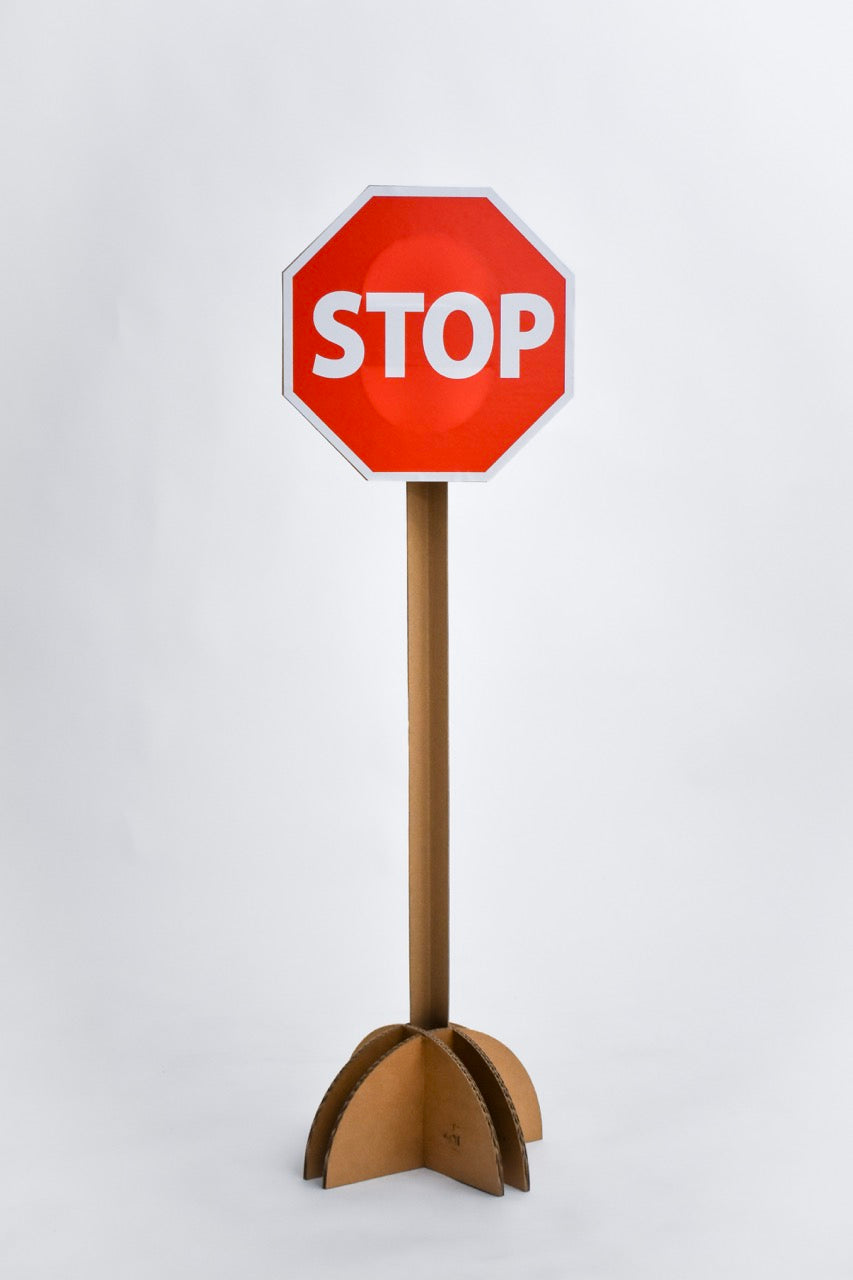 Verkehrsschilder aus Pappe