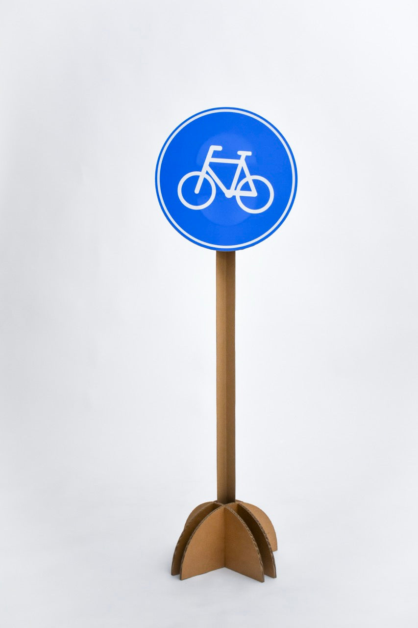 Verkehrsschilder aus Pappe
