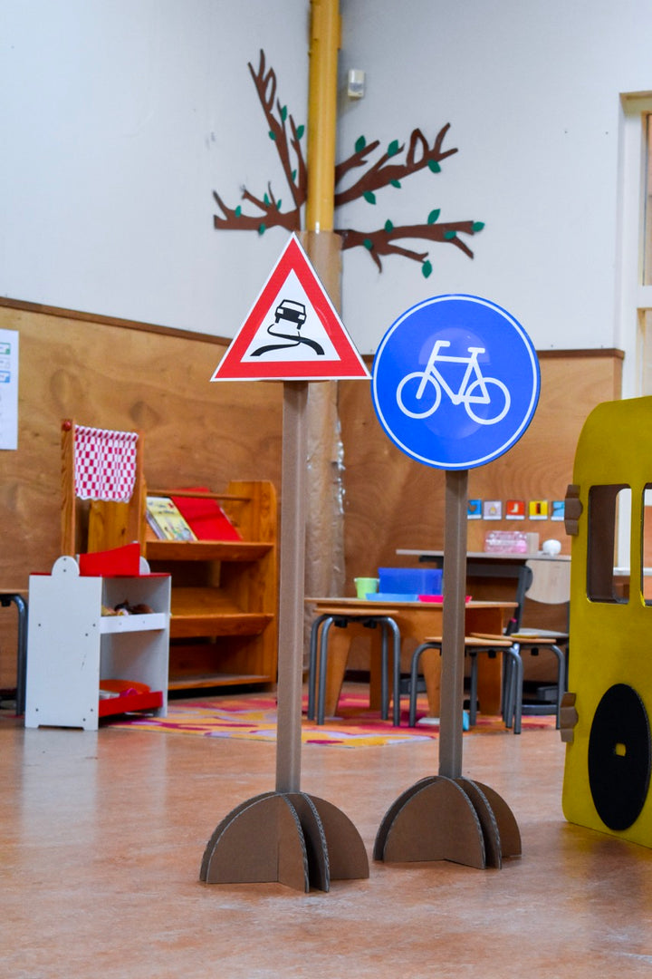 Verkehrsschilder aus Pappe