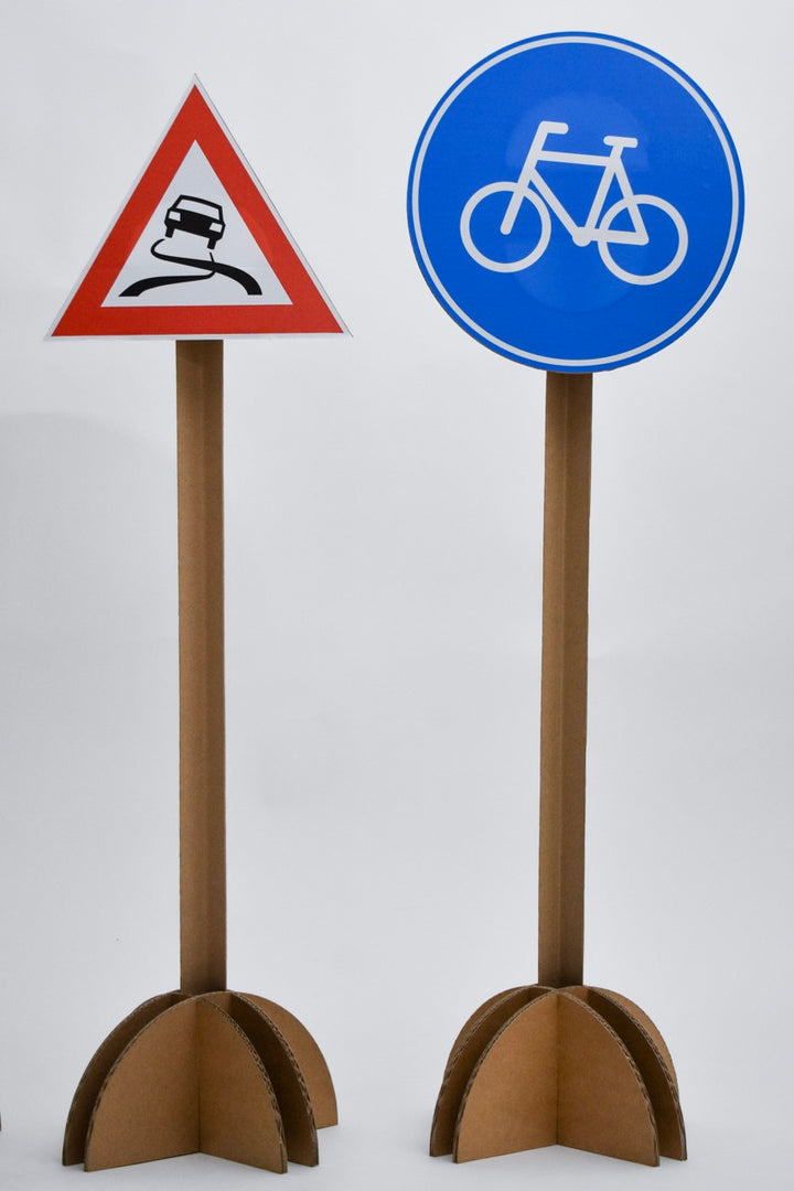 Verkehrsschilder aus Pappe