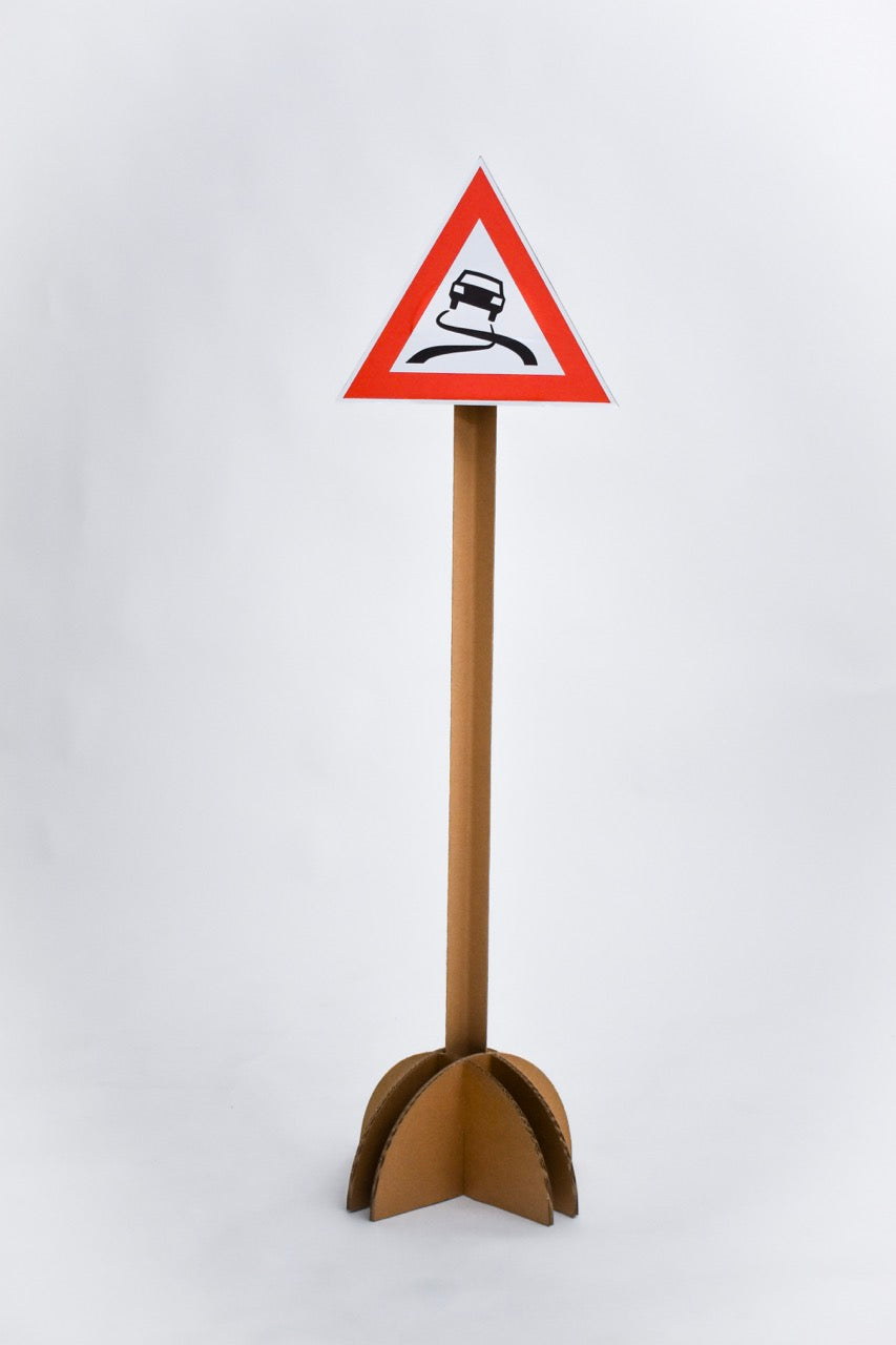 Verkehrsschilder aus Pappe