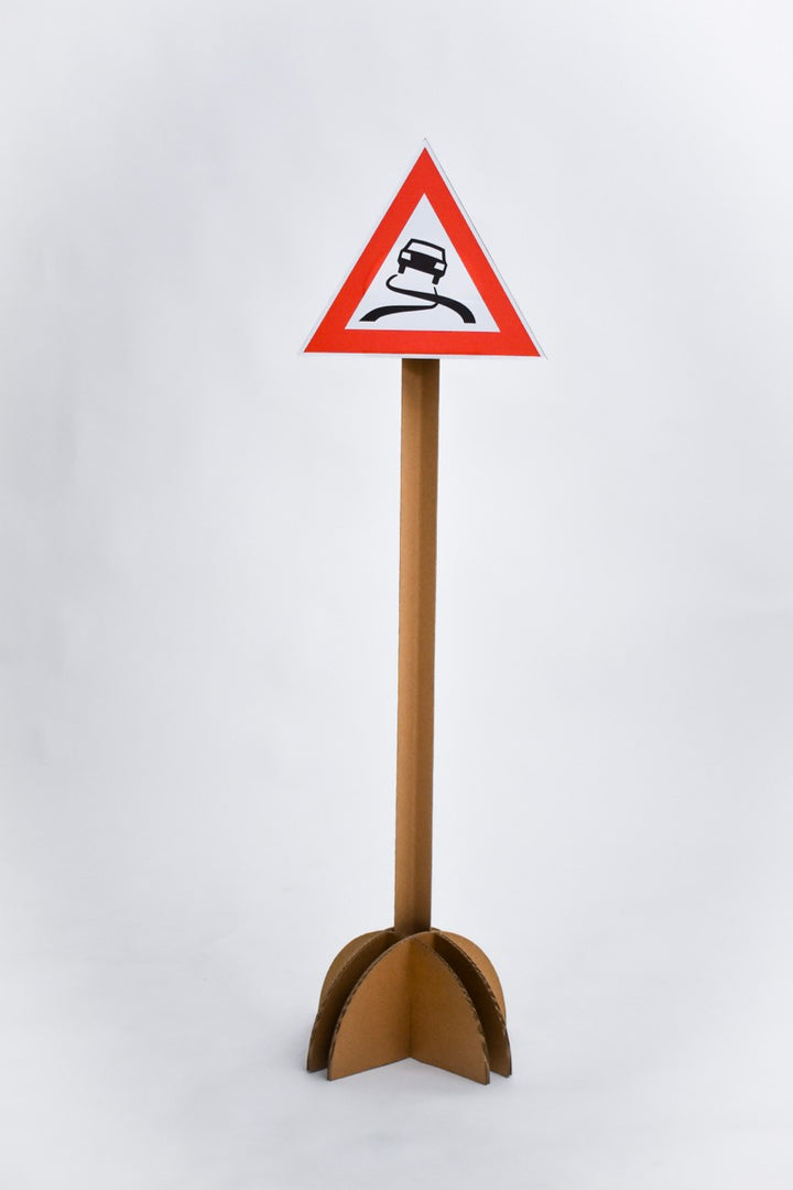Verkehrsschilder aus Pappe