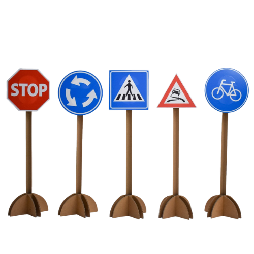 Verkehrsschilder aus Pappe