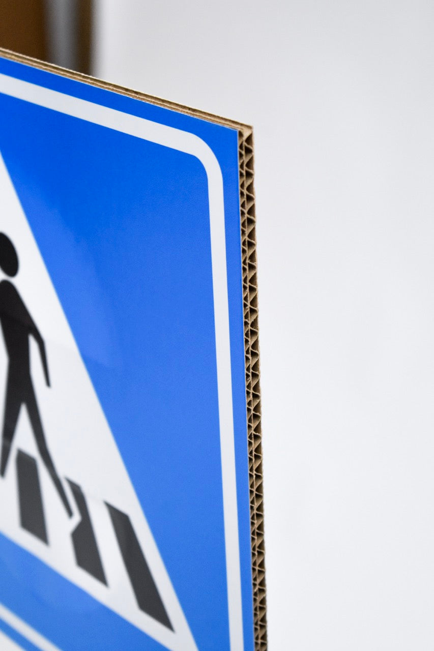 Verkehrsschilder aus Pappe