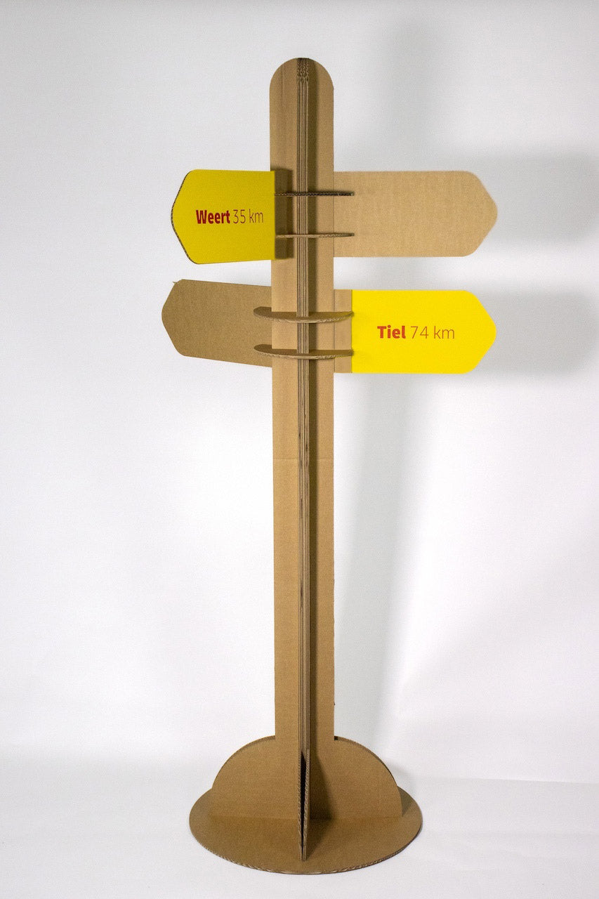 Kartonnen grote wegwijzer