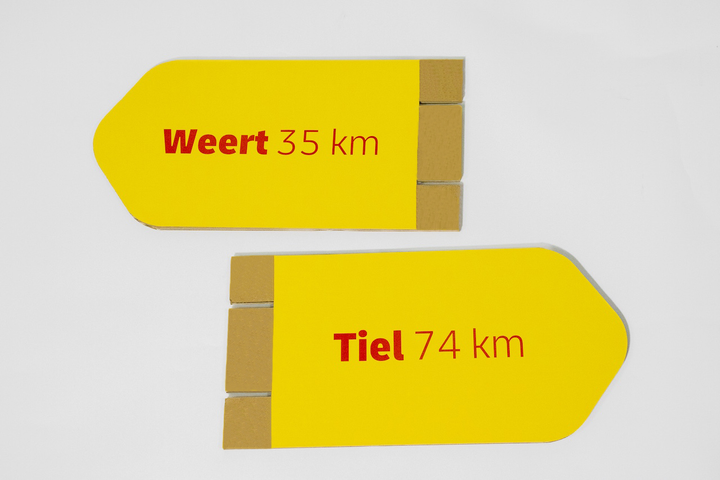 Kartonnen grote wegwijzer