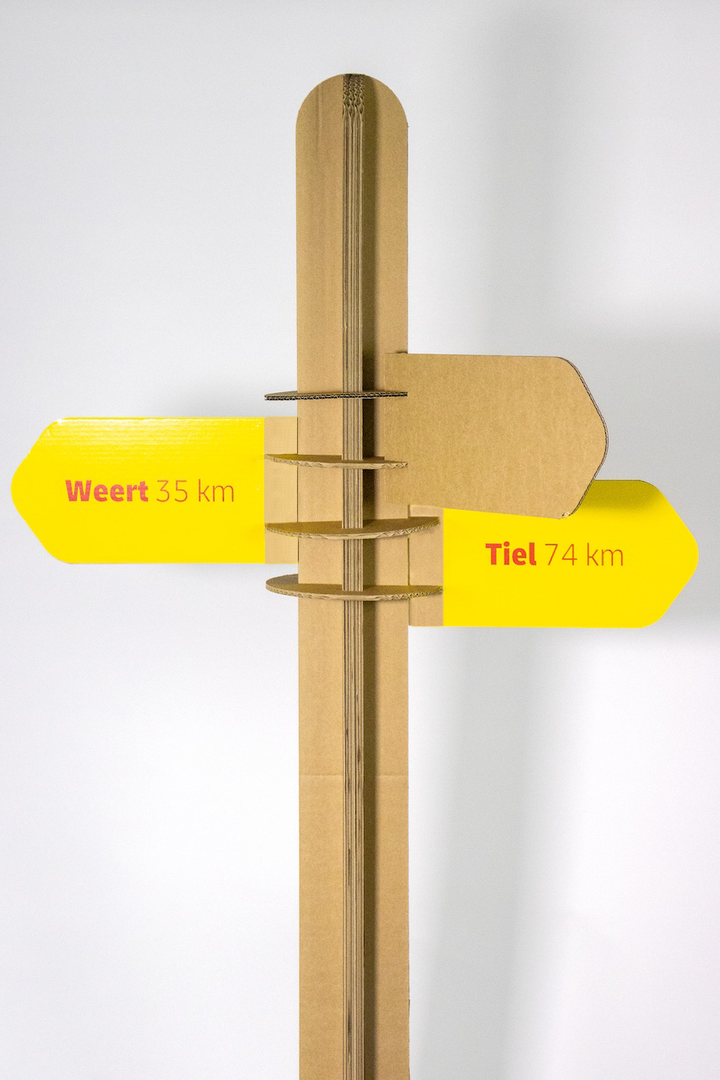 Kartonnen grote wegwijzer