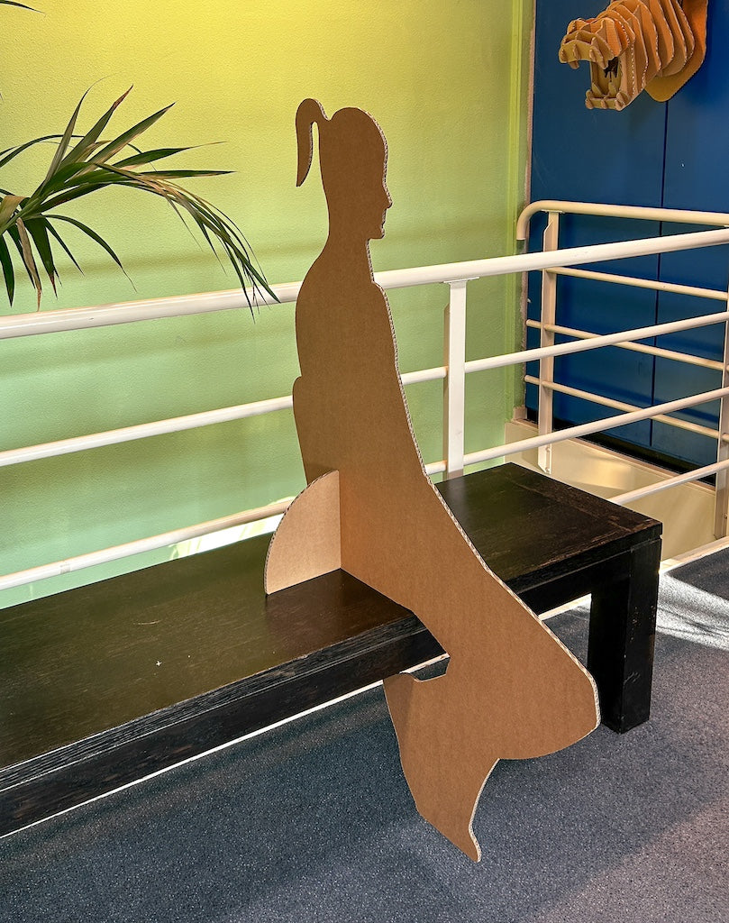 Kartonnen levensgroot figuur - zittend