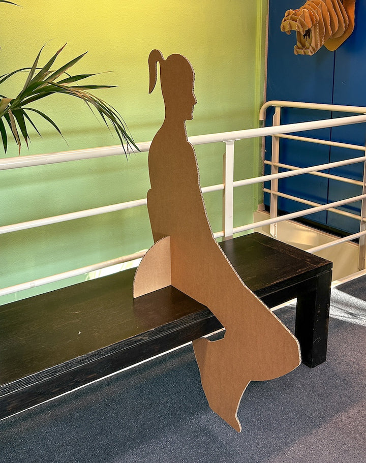 Kartonnen levensgroot figuur - zittend