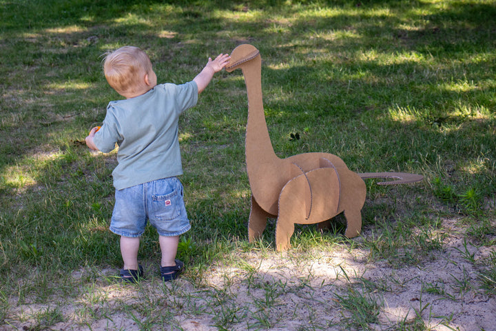 Brontosaurus-Dinosaurier aus Pappe