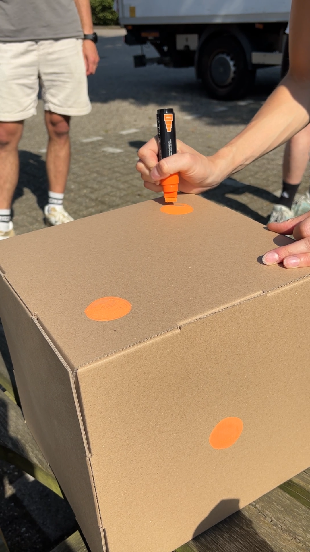 Geschlossener brauner Stapelwürfel aus Pappe