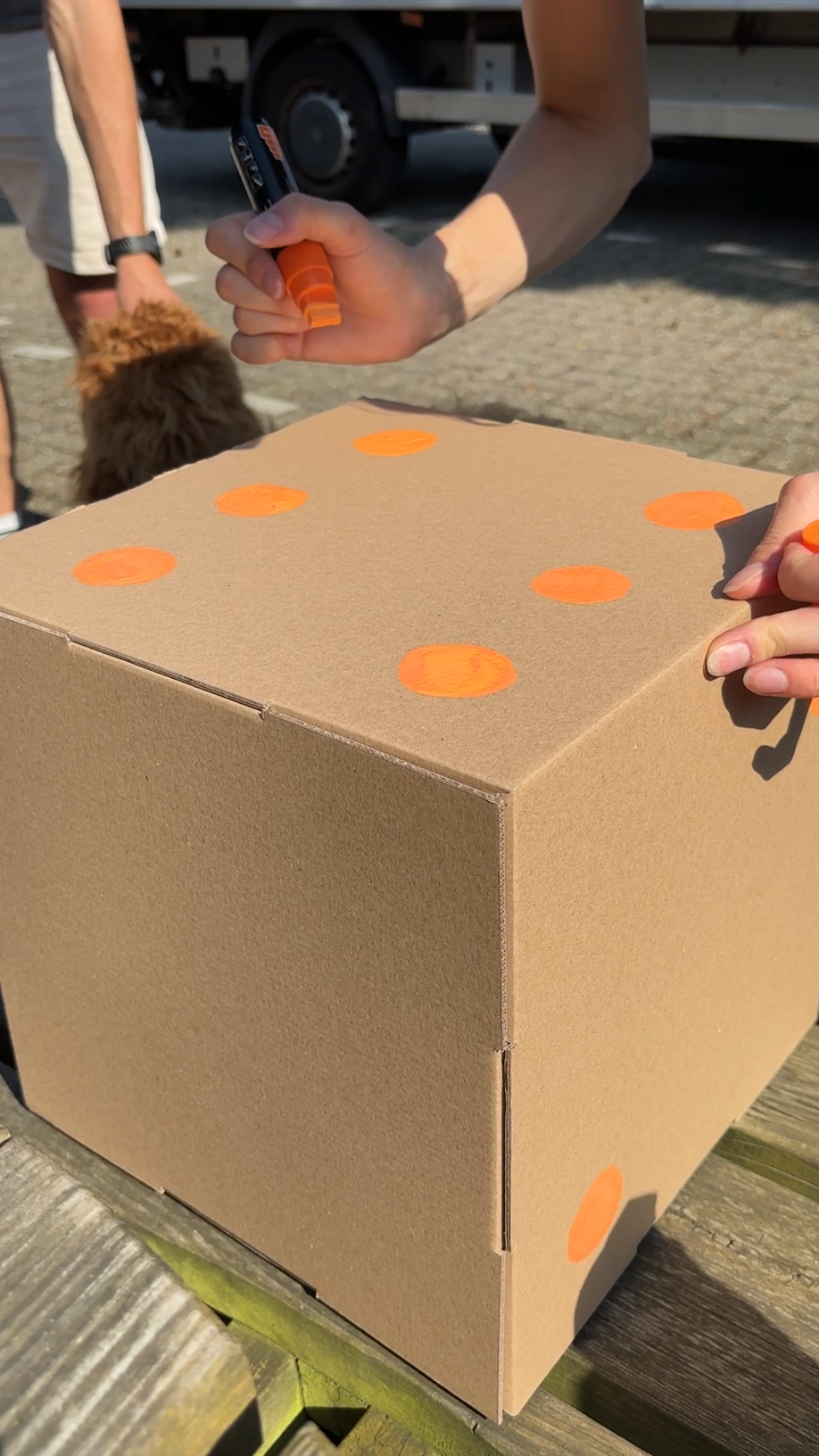 Geschlossener brauner Stapelwürfel aus Pappe