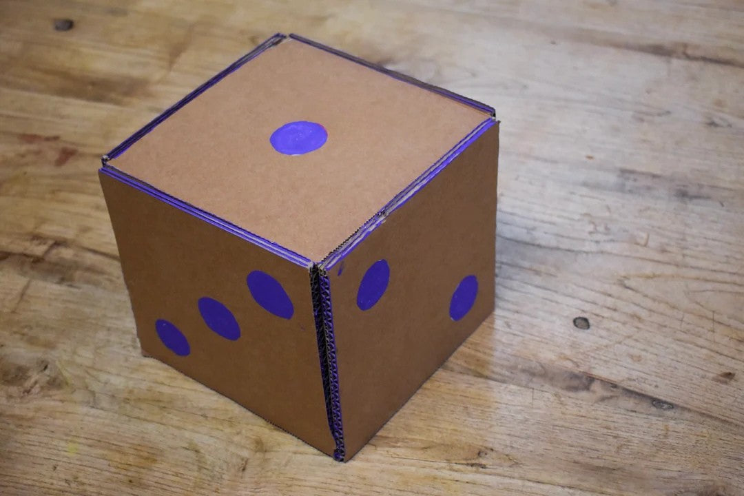 Grote DIY-dobbelsteen van karton