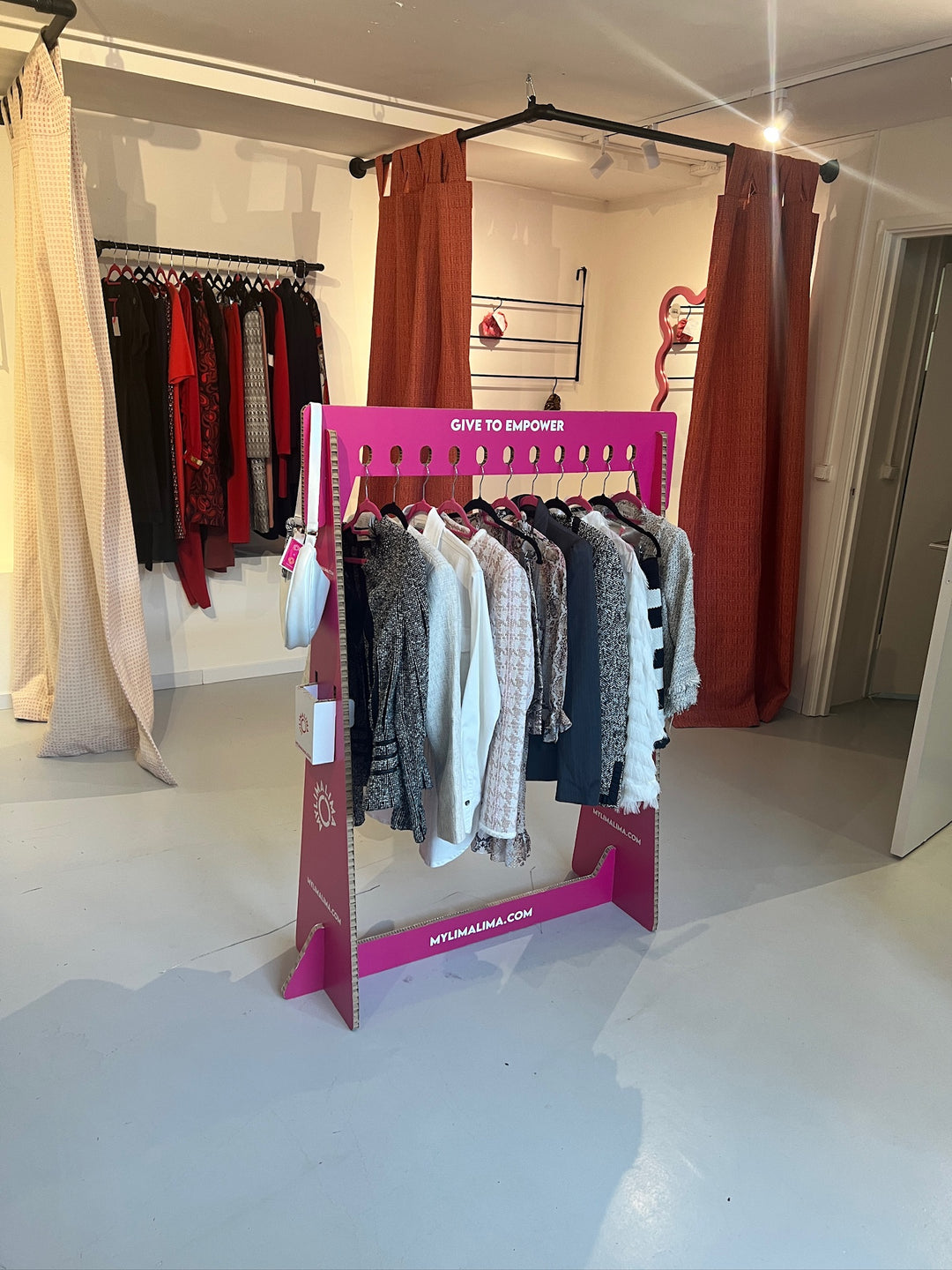 Kartonnen bedrukt kledingrek