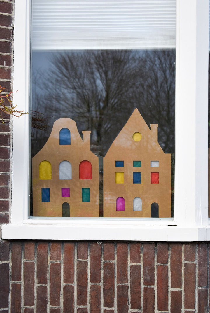Kartonnen grachtenpand (raam)versiering