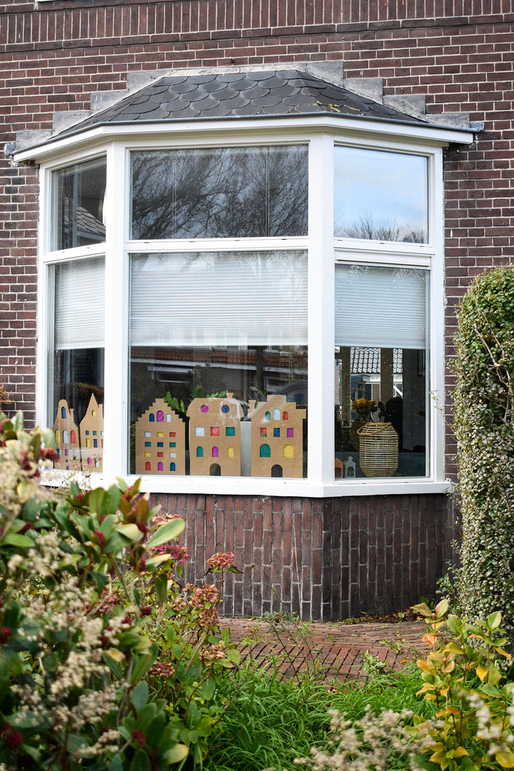 Kartonnen grachtenpand (raam)versiering