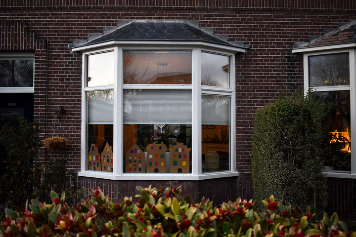 Kartonnen grachtenpand (raam)versiering