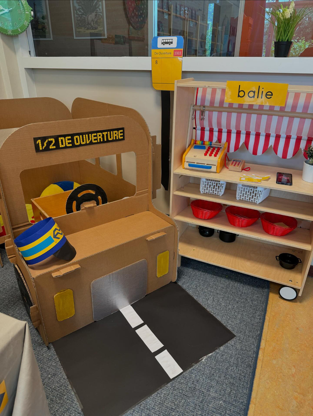 Kartonnen schoolbus