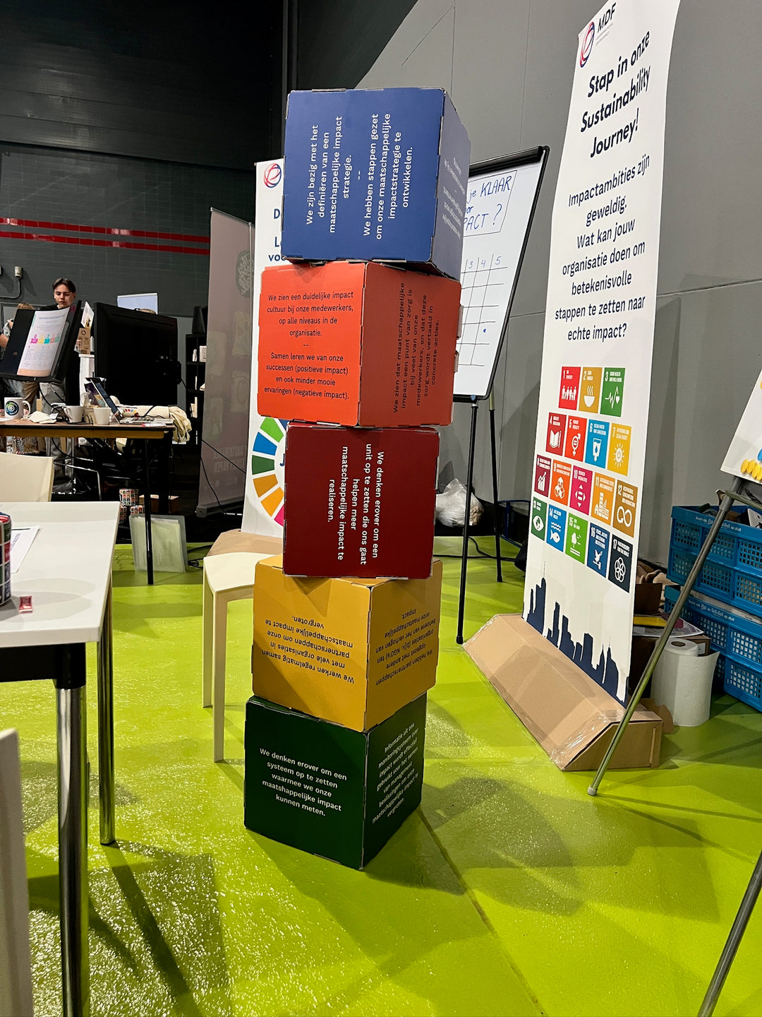 Kartonnen bedrukte stapelkubus op maat dicht